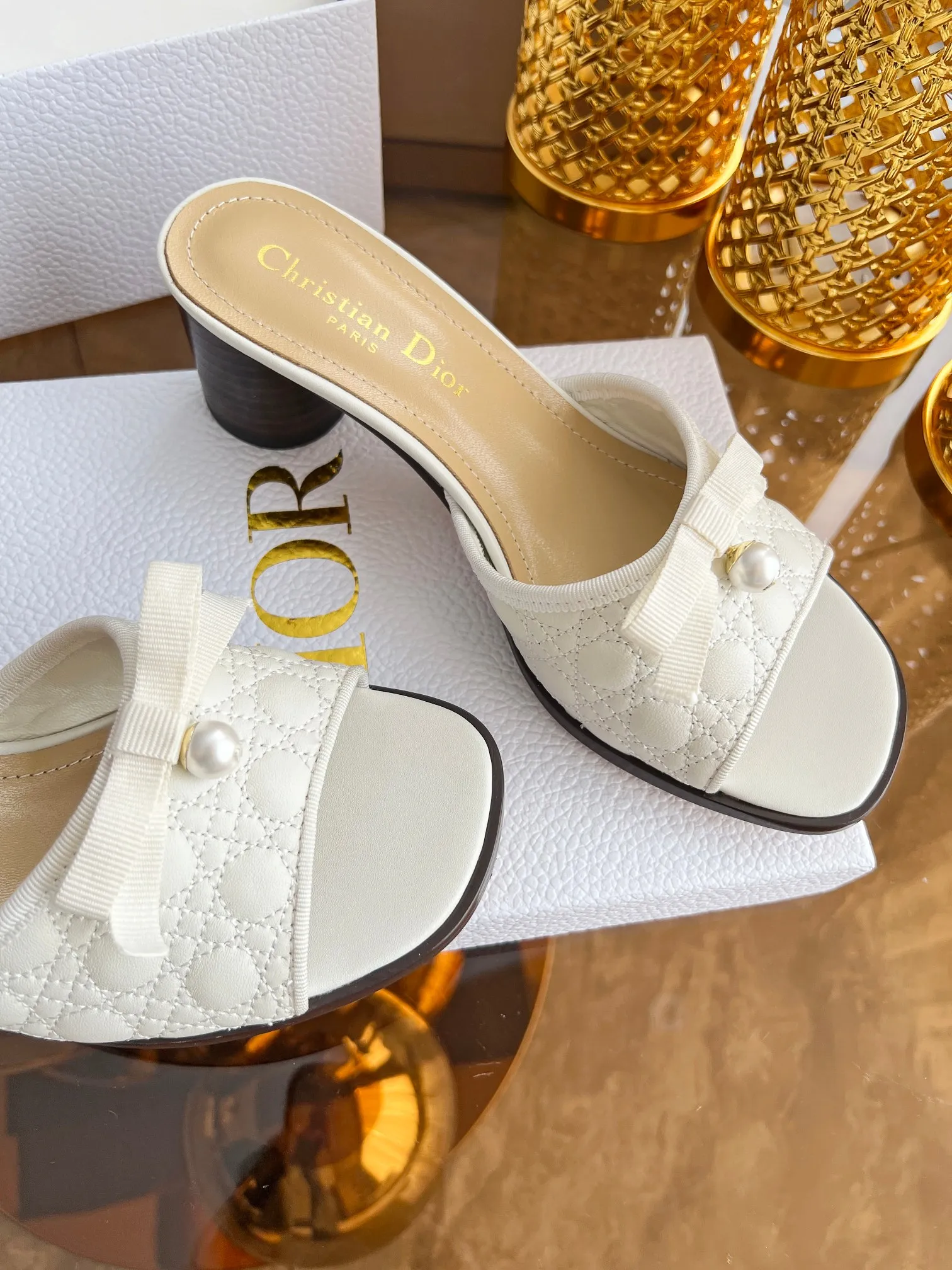 👟👟Ex-factory price 480👟👟 🔥🔥Hot model👟👟DIOR 2025 early spring new product top version~ Original mold opening, 1:1 reproduction, original Italian last, purchasing agent level, original order quality. The Dway heeled sandals reinterpret Dior's iconic piece for an elegant look. The upper's delicate buckle strap highlights the 'CHRISTIAN DIOR' signature embroidery. Exquisite style. It is an ideal item to match with formal looks. ✅Outsole: original leather outsole imported from Italy. The sole is decorated with Christian Dior's lucky star symbol. ✅Size: 35～39 (40-41🉑customized). ✅Packaging: full set of original counter packaging.
